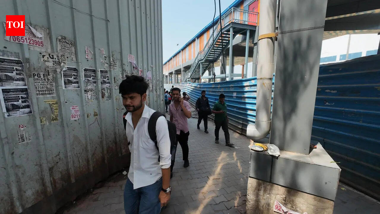 Skywalk held up, Metro commuters forced to pack into pathway to switch from Sec 51 to 52