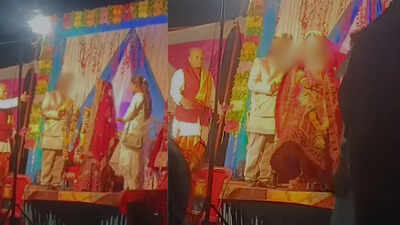 Wedding drama: Bride garlands lover instead of groom, runs off stage; guests left stunned