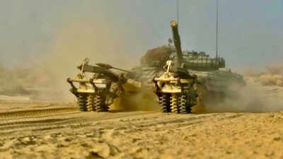 Army chief reviews battle readiness, drone warfare capabilities in desert sector