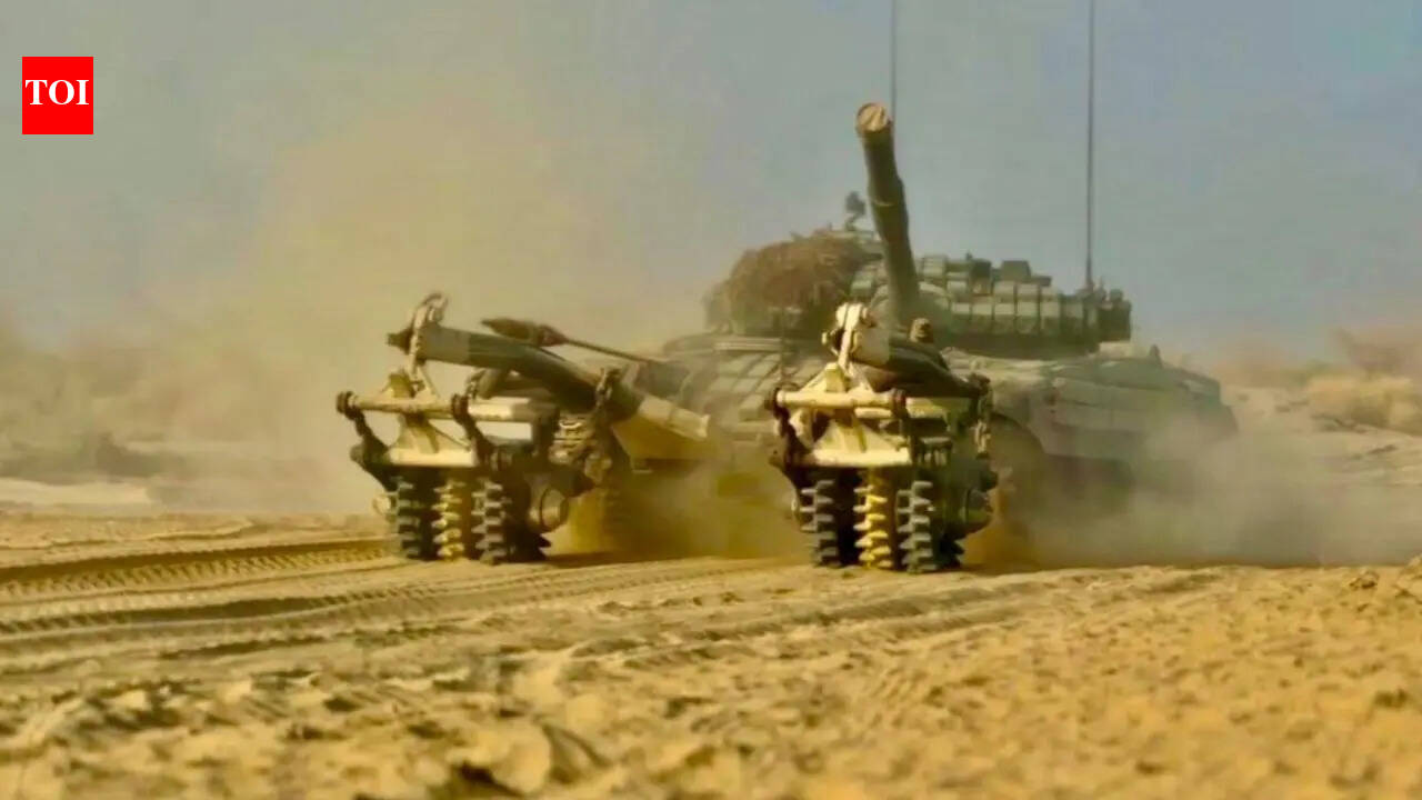 Army chief reviews battle readiness, drone warfare capabilities in desert sector