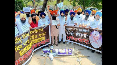 Amritpal supporters stage stir against Randhawa