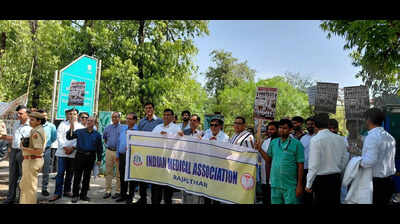 Docs protest as RGHS boycott continues, warn of state-wide shutdown