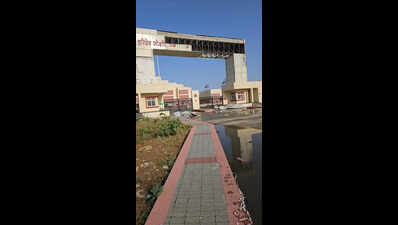 Dust storm damages main gate of HJU, raises safety concerns