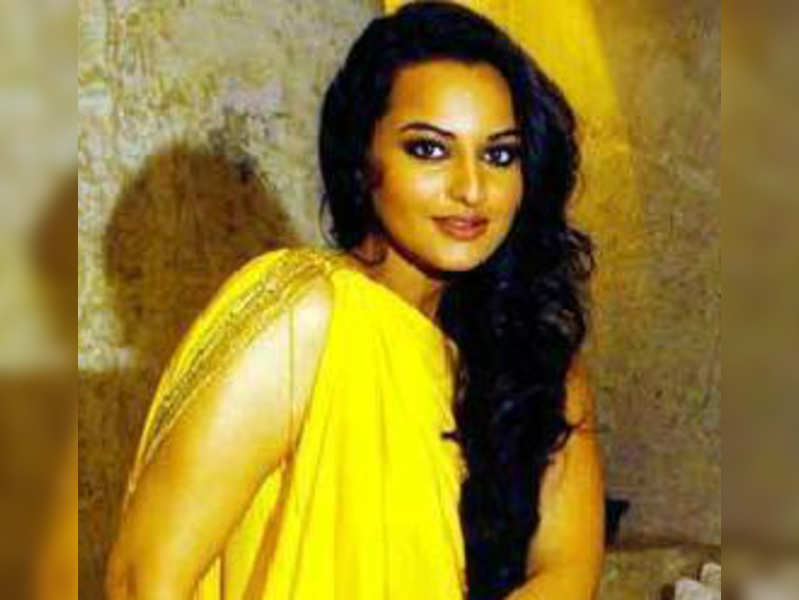 Fans make fun of Sonakshi's forehead