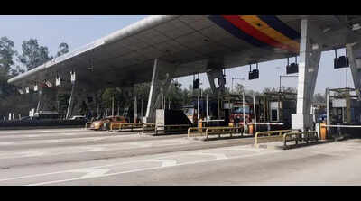 Farmers make Ladhowal toll plaza free for 3 hours over flood compensation demands
