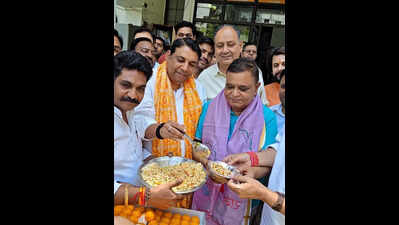 Jhalmuri turns victory snack as BJP workers celebrate Bengal triumph