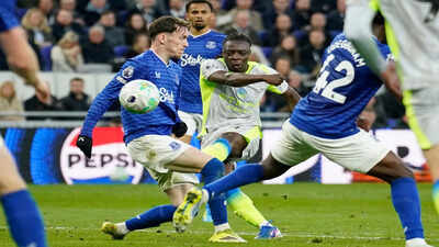 Premier League: Doku’s last-gasp strike saves Man City, but Arsenal seize control of title race
