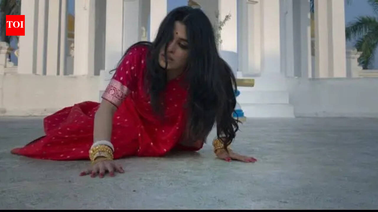 Shyamoupti danced through pain for Phool Pishi O Edward