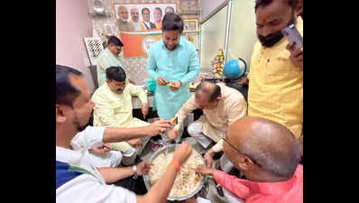 BJP workers celebrate Bengal win with ‘Jhaal Muri’