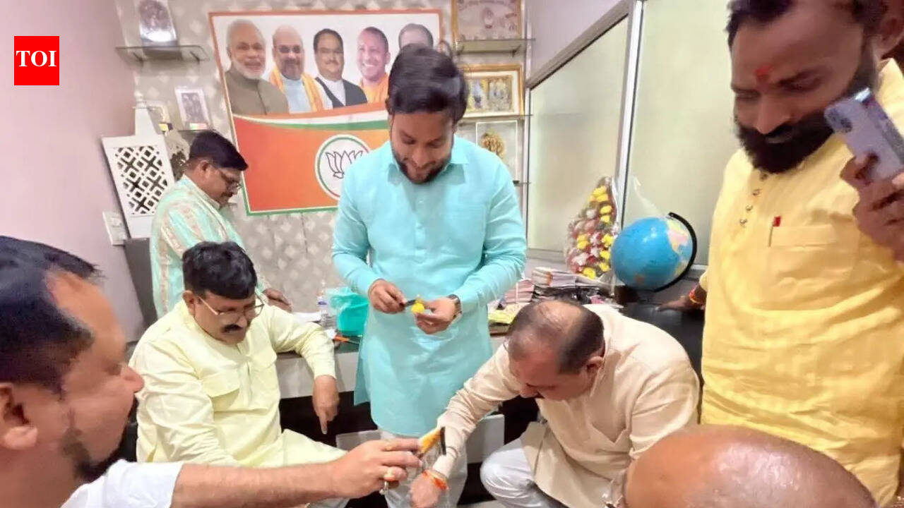 BJP workers celebrate Bengal win with ‘Jhaal Muri’