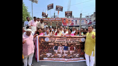BJP workers celebrate Bengal win with ‘Jhaal Muri’