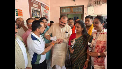 BJP workers celebrate Bengal win with ‘Jhaal Muri’