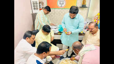 BJP workers celebrate Bengal win with ‘Jhaal Muri’