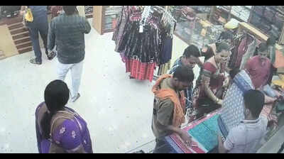 T’gana thieves courier back stolen saris to Boyanika