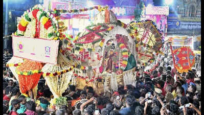 Lord Kallazhagar returns to his abode at Alagar Kovil