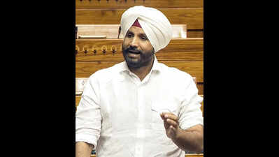 Warring slams AAP 'theatrics’ of parading MLAs before President