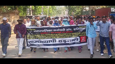 Safai workers go on strike till May 7, garbage mounts, road sweeping hit