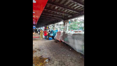 Amid unease, hawkers in New Market down shutters, switch sides before return to business