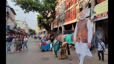 Amid unease, hawkers in New Market down shutters, switch sides before return to business