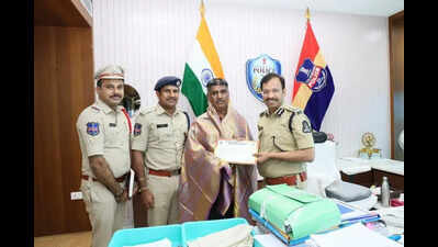 Auto driver felicitated for helping nad chain snatcher in Hyderabad