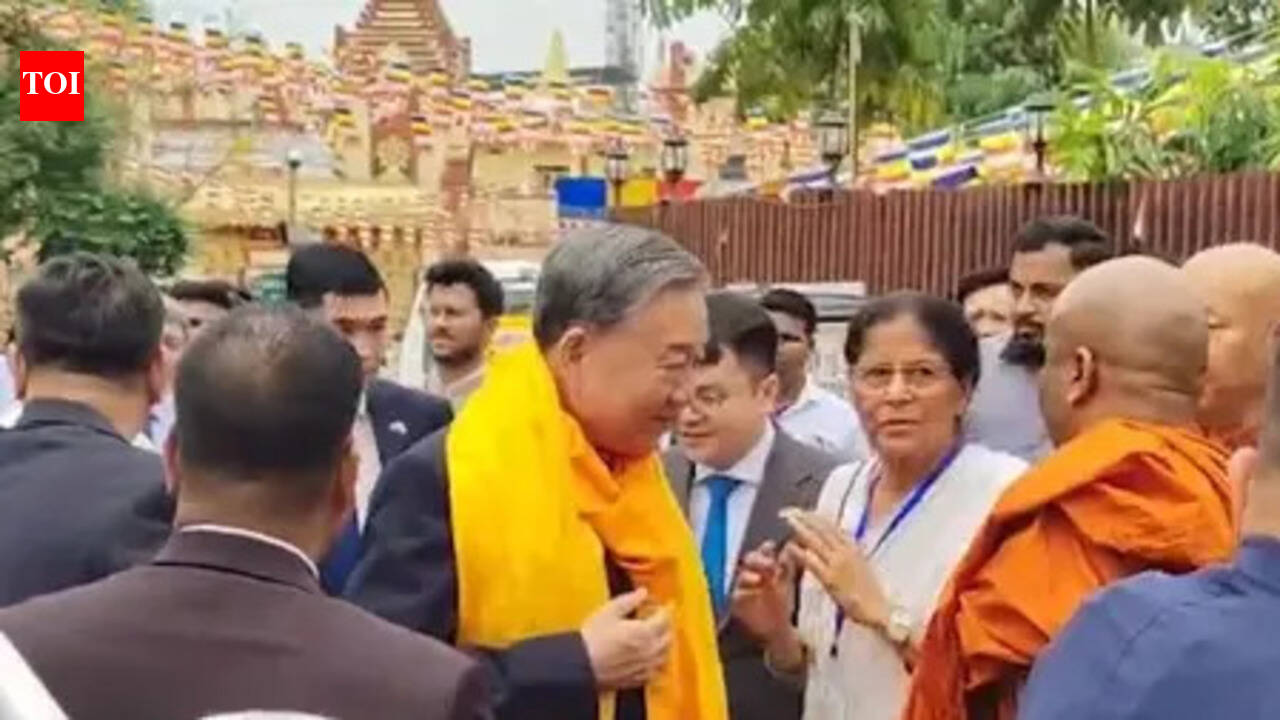 Vietnam President offers prayers at Mahabodhi temple amid tight security