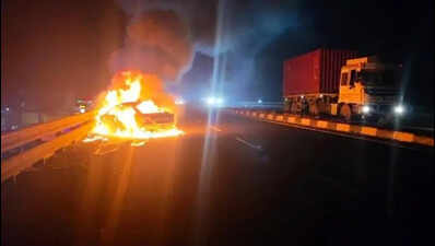 Driver charred to death after car crashes into flyover’s railings in Kamshet