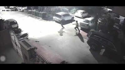 Two rob businessman of Rs 11 lakh at gunpoint outside his home in Gurgaon