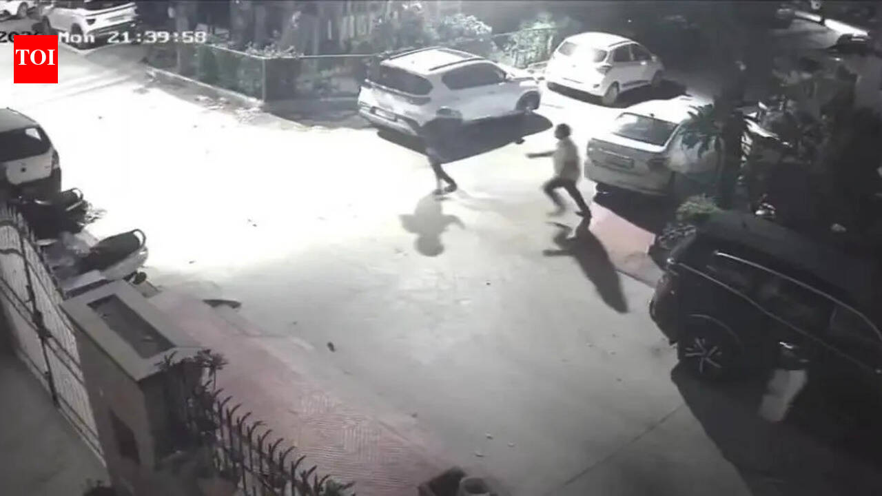 Two rob businessman of Rs 11 lakh at gunpoint outside his home in Gurgaon