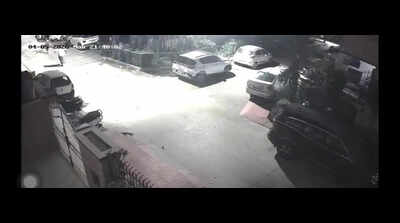 Two rob businessman of Rs 11 lakh at gunpoint outside his home in Gurgaon