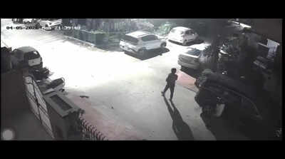 Two rob businessman of Rs 11 lakh at gunpoint outside his home in Gurgaon