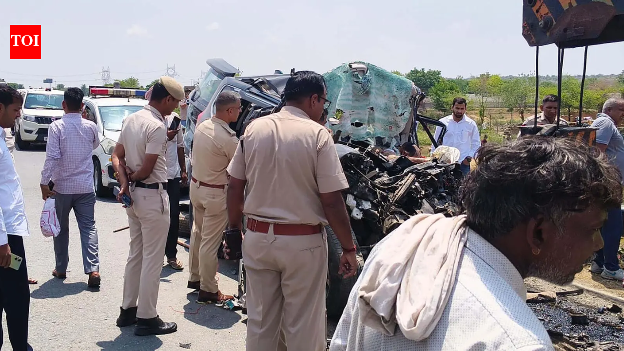 4 UP cops on way to rescue abducted man die in KMP expressway crash