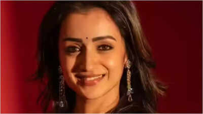 当特丽莎·克里希南 (Trisha Krishnan) 称维杰·塔拉帕蒂 (Vijay Thalapathi) “特别”时；据透露，他们在《吉利》片场成为了“好朋友”。泰米尔语电影新闻 – 印度时报