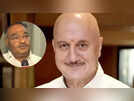 Anupam Kher hilariously reacts to Samik Bhattacharya's 'sar pe baal aajayenge' jibe