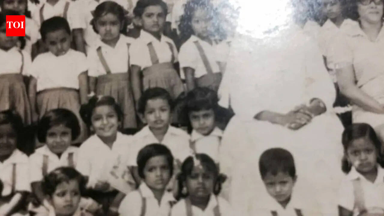 Can you recognise Vijay in this adorable childhood CLASSROOM photograph?