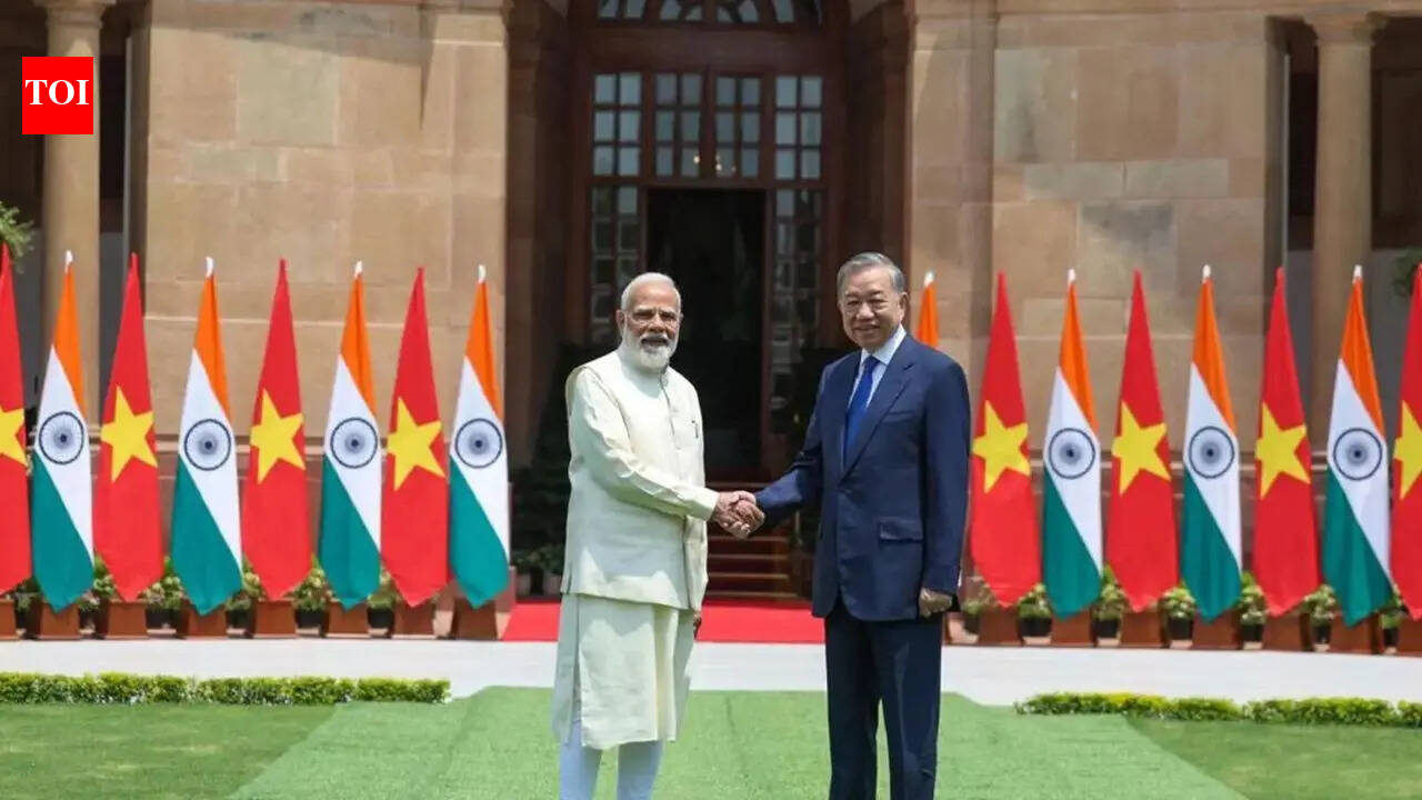 Focus on trade and defence, India & Vietnam upgrade ties, reaffirm commitment to freedom of navigation, target $ 25 billion trade