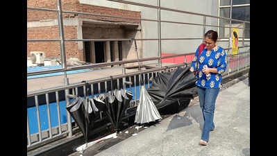 No sunshade, NCRTC offer commuters umbrellas to bridge gap between two stations