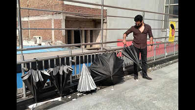 No sunshade, NCRTC offer commuters umbrellas to bridge gap between two stations