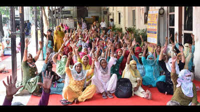 No breakthrough, safai workers might extend stir