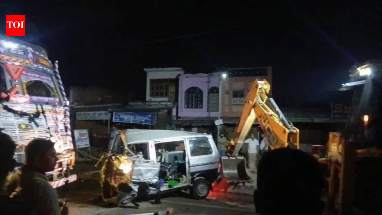 16 injured in pile-up; major traffic jam | Kanpur News - The Times of India