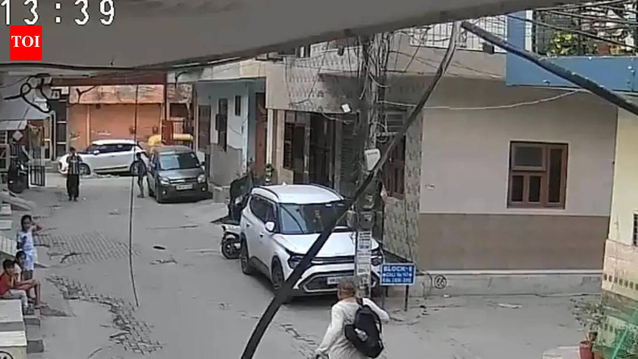 Bank staffer shot at outside Gurgaon home, gunpowder burns eye