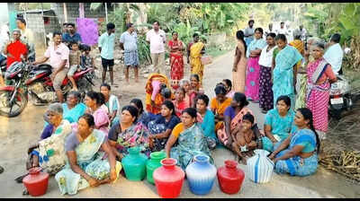 Women stage road roko to protest stoppage of drinking water supply