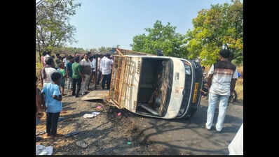 30 injured as pickup van overturns in Chandrapur