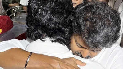 Thalapathy Vijay consoles emotional Jiiva at RB Choudary's funeral: Viral video moves fans