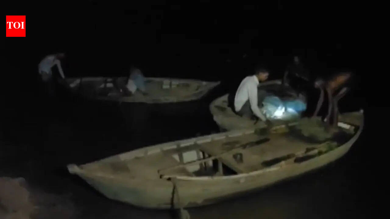 UP: 6 missing, 3 rescued after boat capsizes in Yamuna