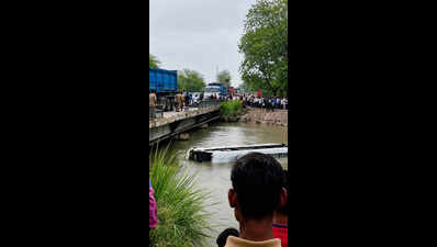 Bus carrying 20 workers plunges into canal in Kanpur