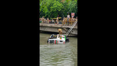 Bus carrying 20 workers plunges into canal in Kanpur