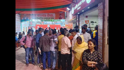 VVIPs queue up at BJP office for spl invites to Brigade swearing-in