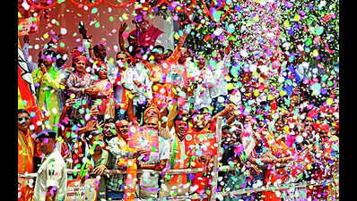 Flower petals, chants and banners mark PM's mega Patna roadshow