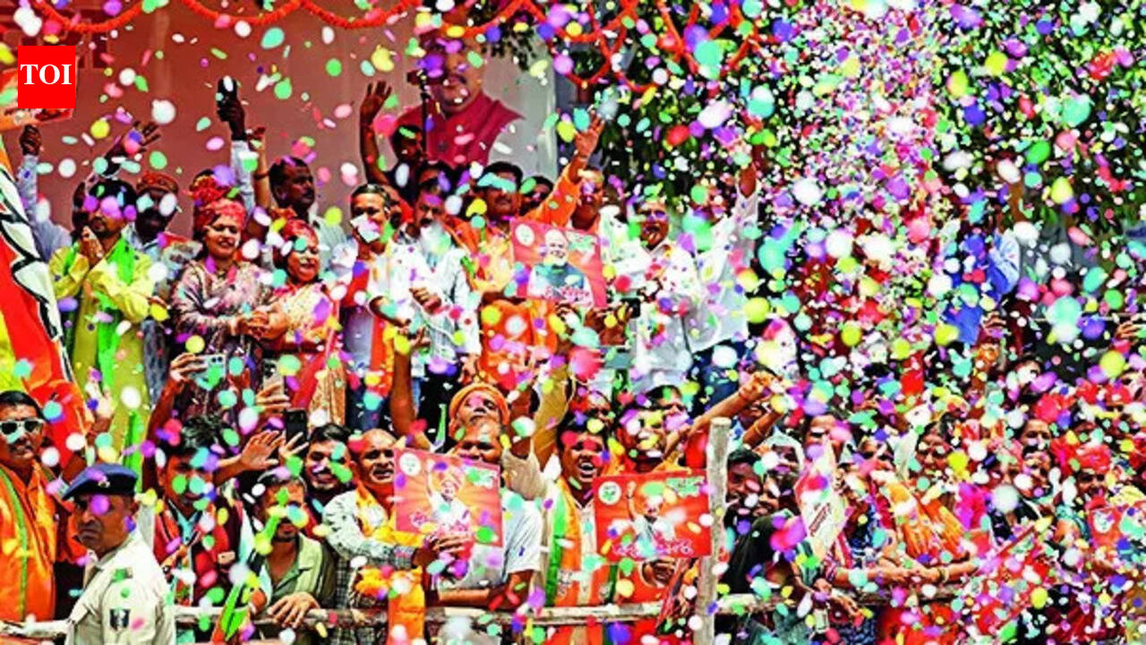 Flower petals, chants and banners mark PM’s mega Patna roadshow