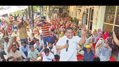 MCG sanitation workers extend strike till May 11, block garbage collection
